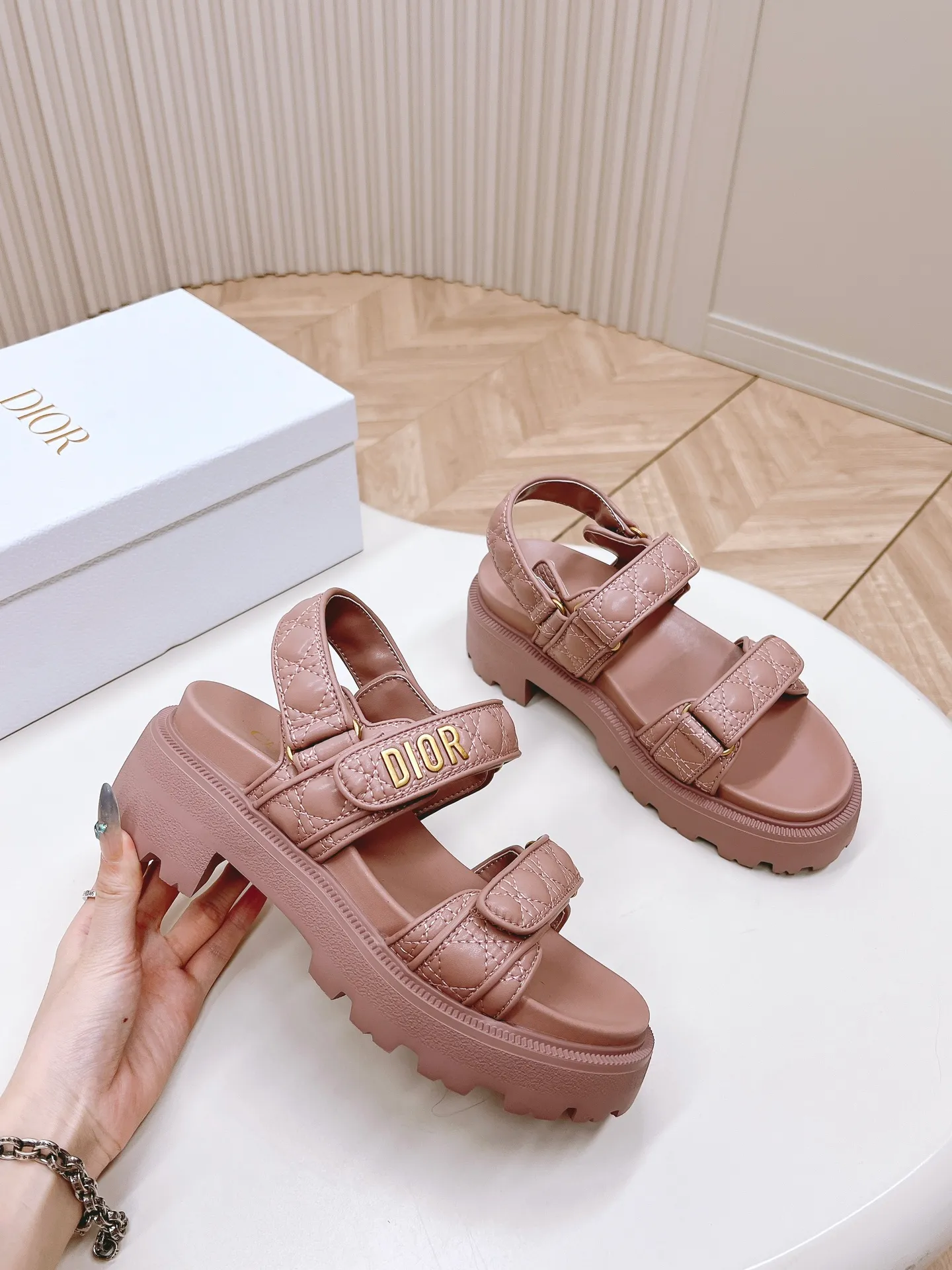 👟👟Ex-factory price 520👟👟 2024Dior Classic Velcro high-heeled sandals and slippers series original replica high version super durable and versatile style very comfortable on the foot, slim and tall, original leather upper, original d hardware buckle, original TPU outsole Heel height is about cm Size: 35-42